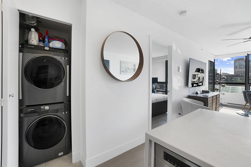 1305 938 Smithe Street