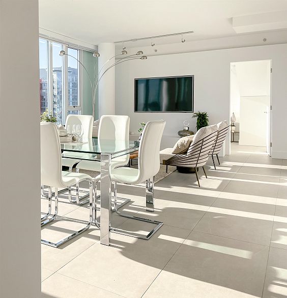 3703 689 Abbott Street