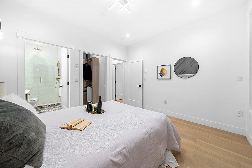 4990 Sherbrooke Street