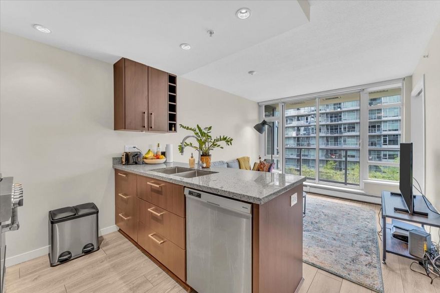 556 168 W 1ST AVENUE, Vancouver BC V5Y 0H6