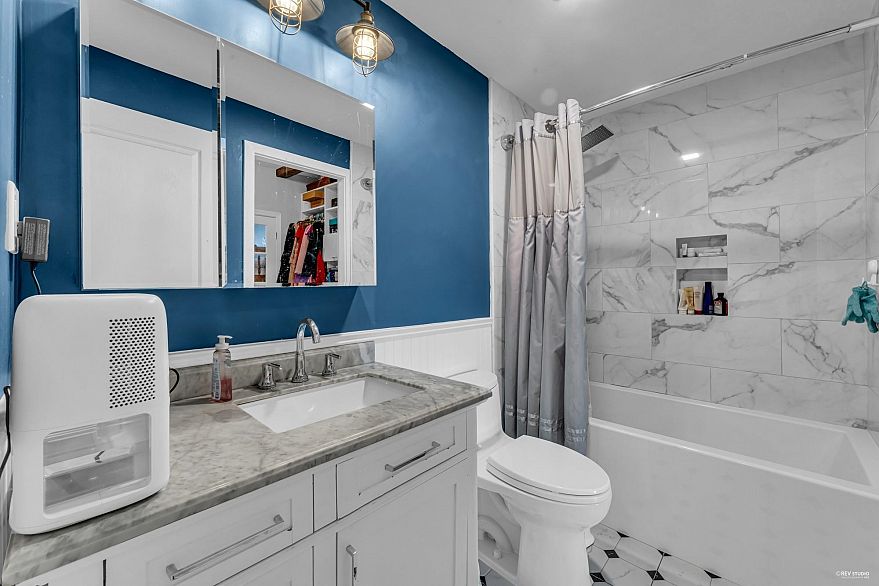 208 2020 E Kent Avenue South