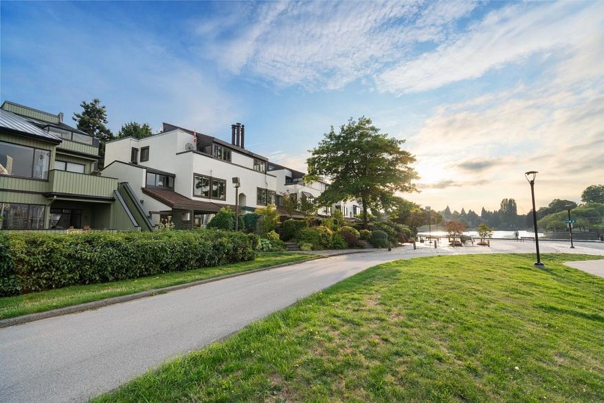 1042 IRONWORK PASSAGE, Vancouver BC V6H 3P1