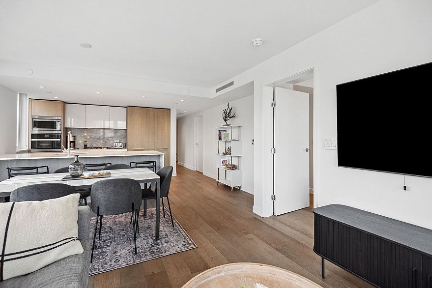 2002 1111 Richards Street