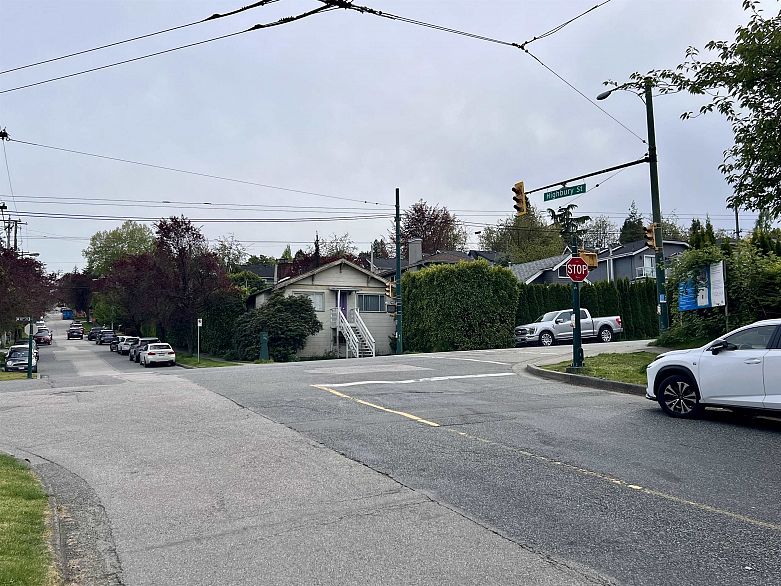 311 3727 W 10th Avenue