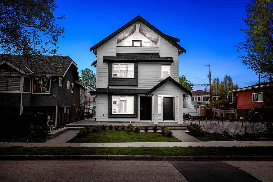 2351 ADANAC STREET, Vancouver BC V5L 2E9