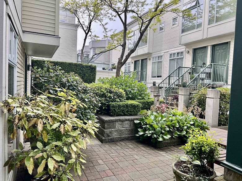 311 3727 W 10th Avenue