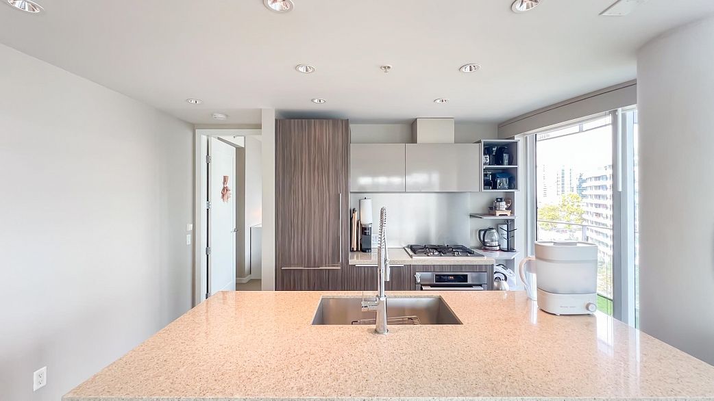 809 1661 Ontario Street