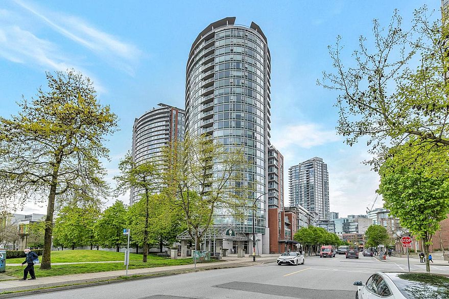 1106 58 Keefer Place