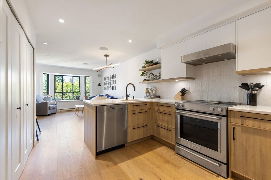 240 2565 W BROADWAY AVENUE, Vancouver BC V6K 2E9