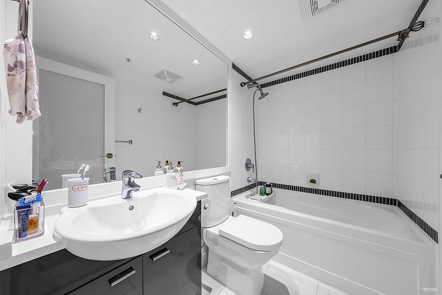 1802 1408 Strathmore Mews