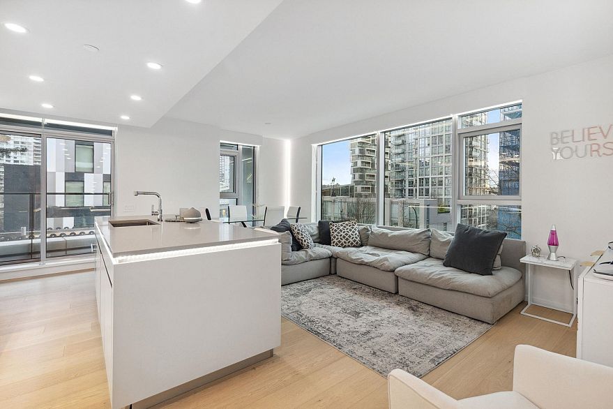 301 889 PACIFIC STREET, Vancouver BC V6Z 1C3