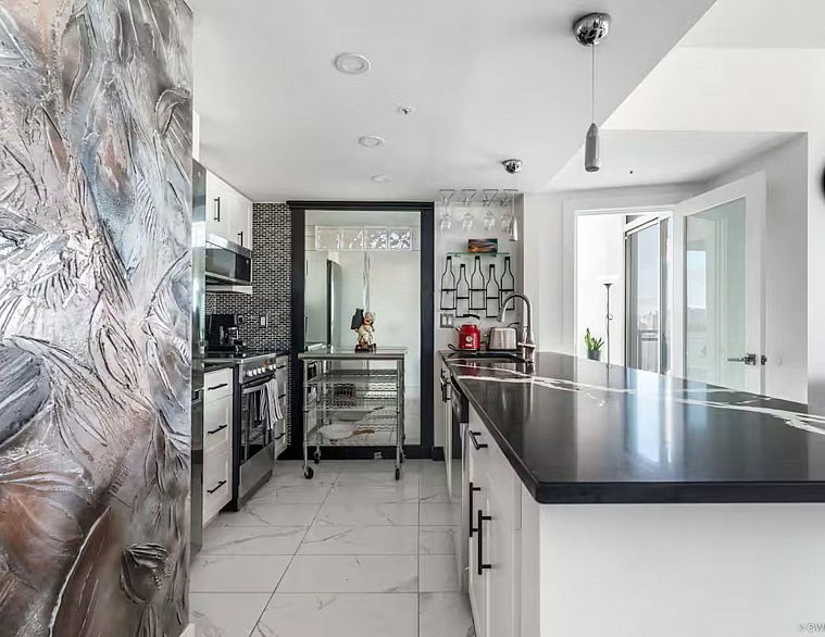 3201 183 Keefer Place