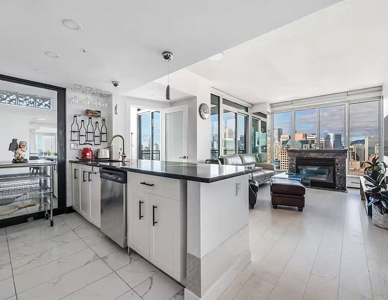 3201 183 Keefer Place