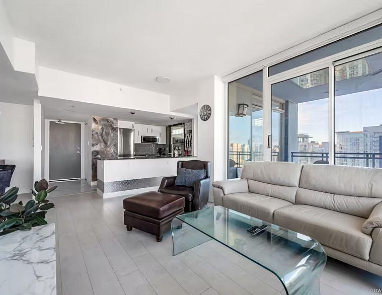 3201 183 Keefer Place