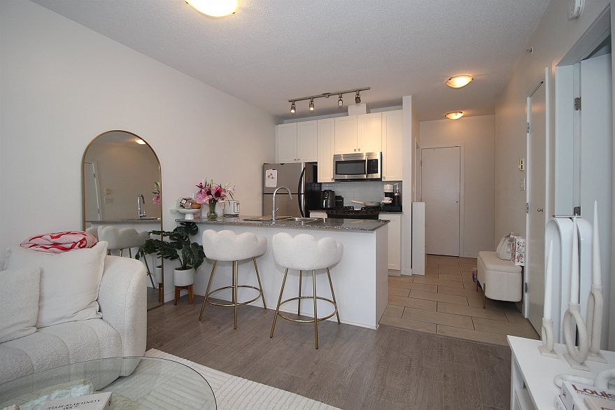 703 480 Robson Street