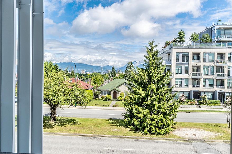 208 528 W King Edward Avenue