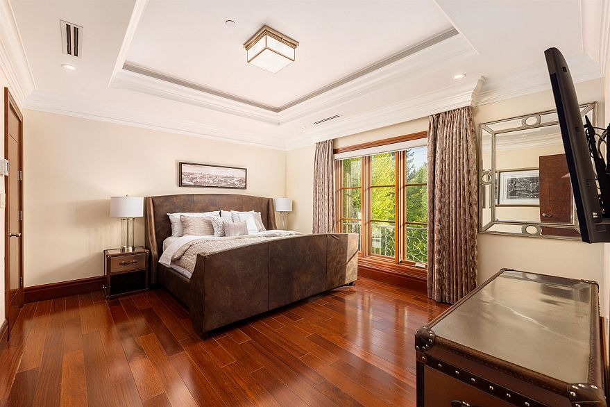 5376 Connaught Drive