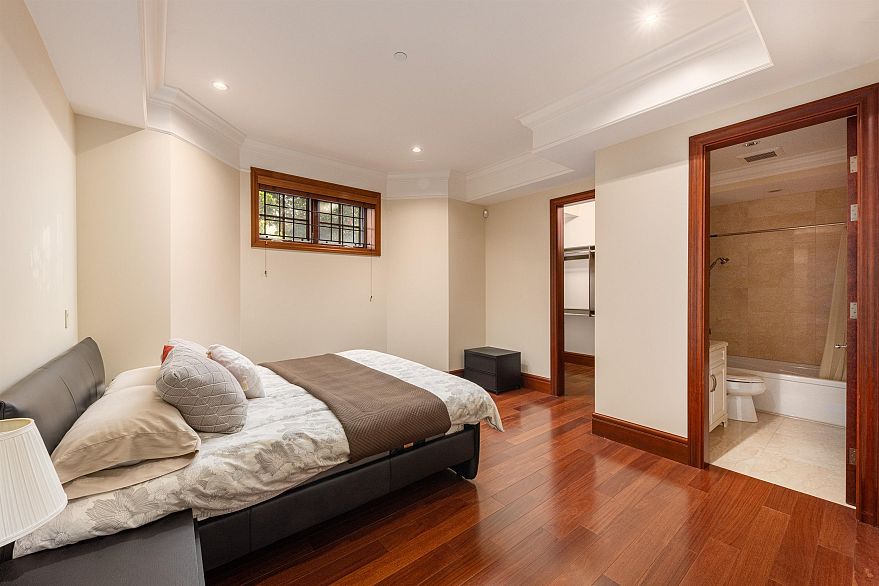 5376 Connaught Drive