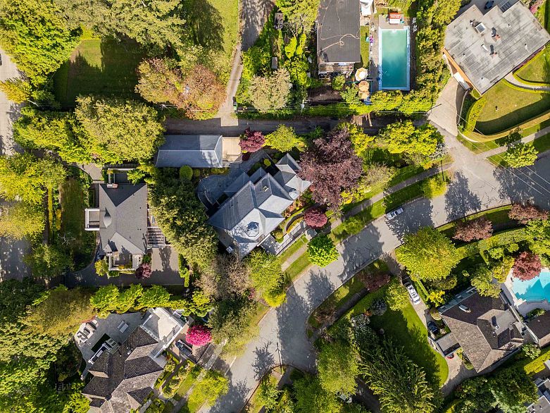 5376 Connaught Drive