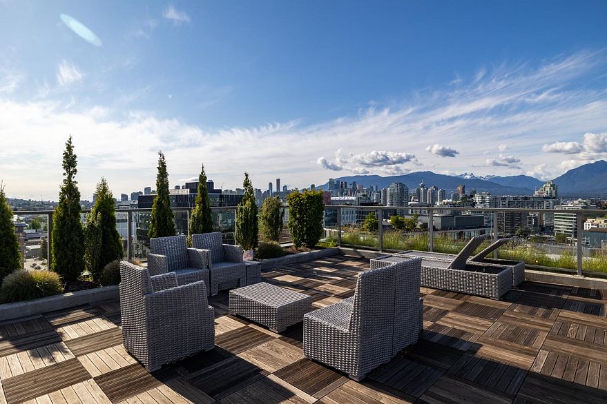 504 251 E 7th Avenue