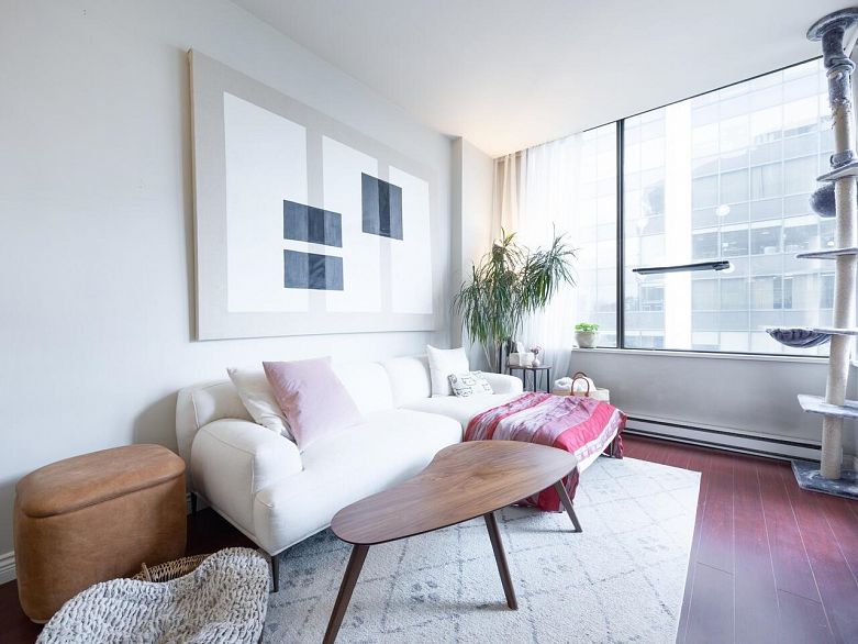 712 1010 Howe Street