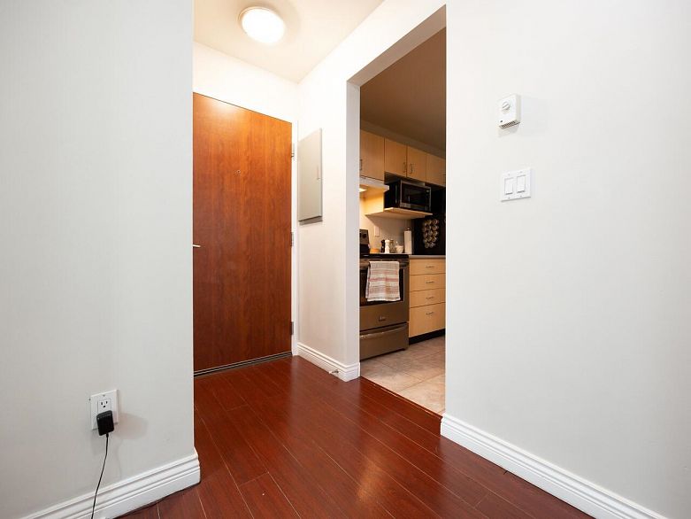 712 1010 Howe Street