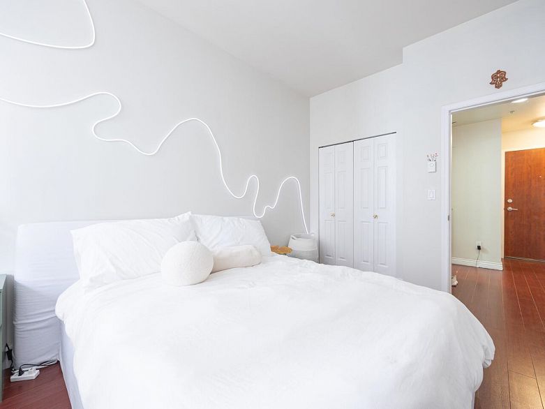 712 1010 Howe Street