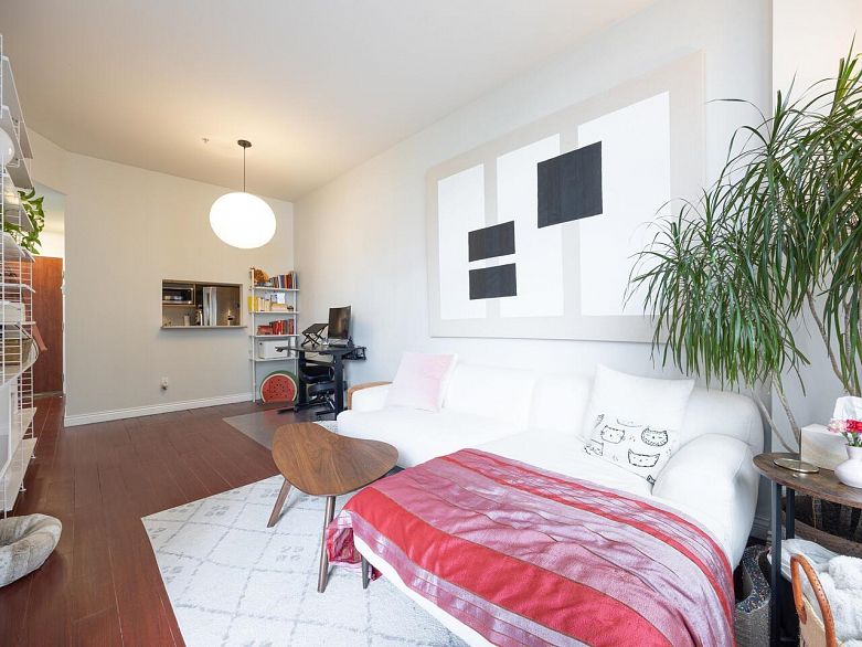 712 1010 Howe Street