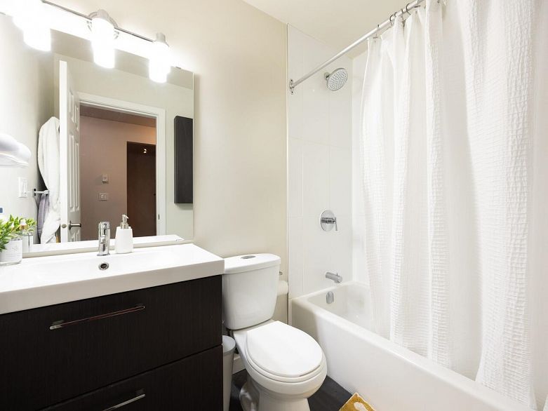 712 1010 Howe Street