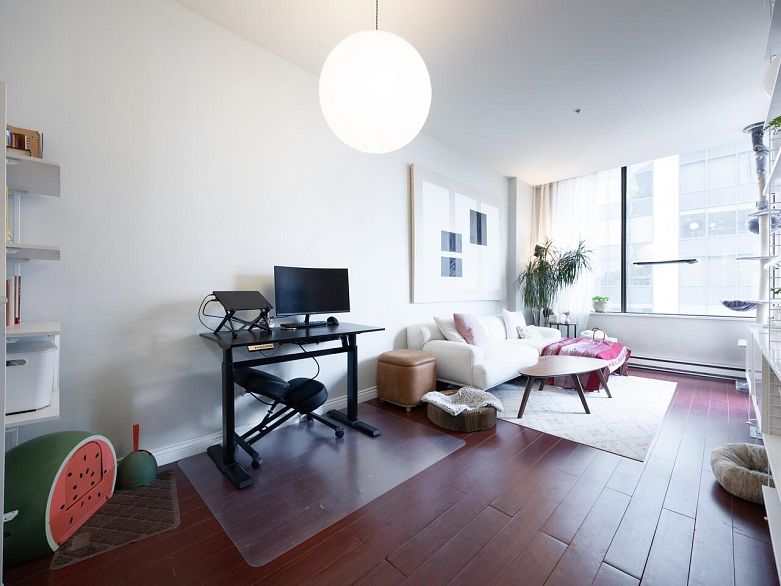 712 1010 Howe Street