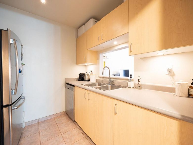 712 1010 Howe Street