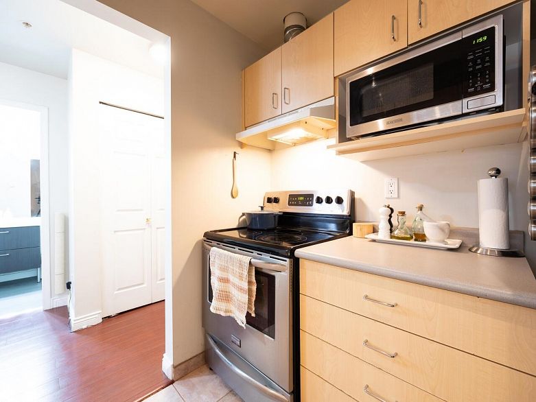 712 1010 Howe Street