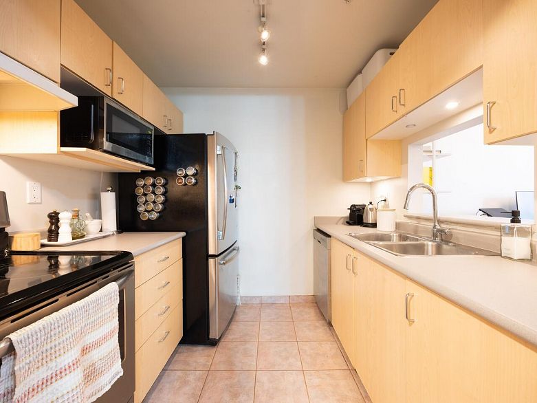 712 1010 Howe Street