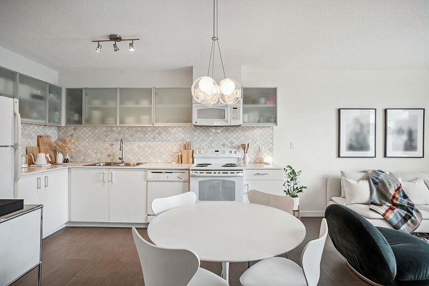 809 66 W Cordova Street