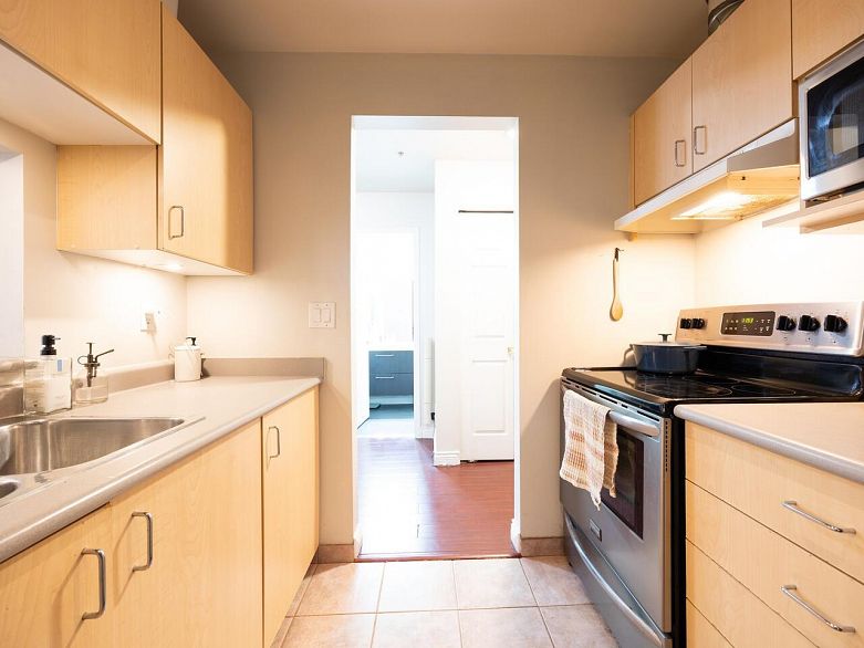 712 1010 Howe Street