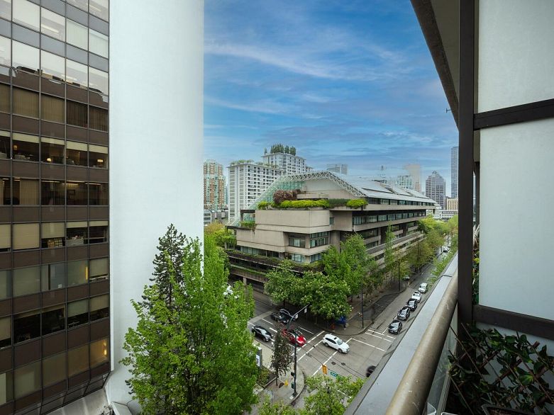 712 1010 Howe Street