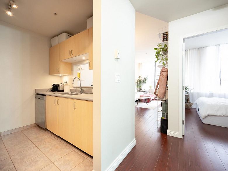 712 1010 Howe Street