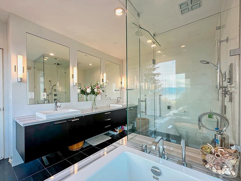 4350 Locarno Crescent