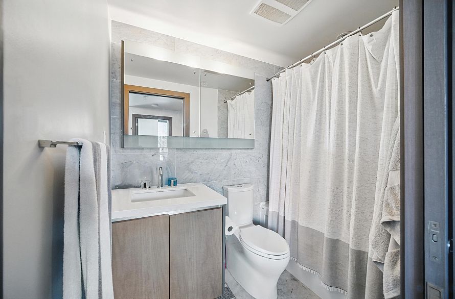 1221 68 Smithe Street