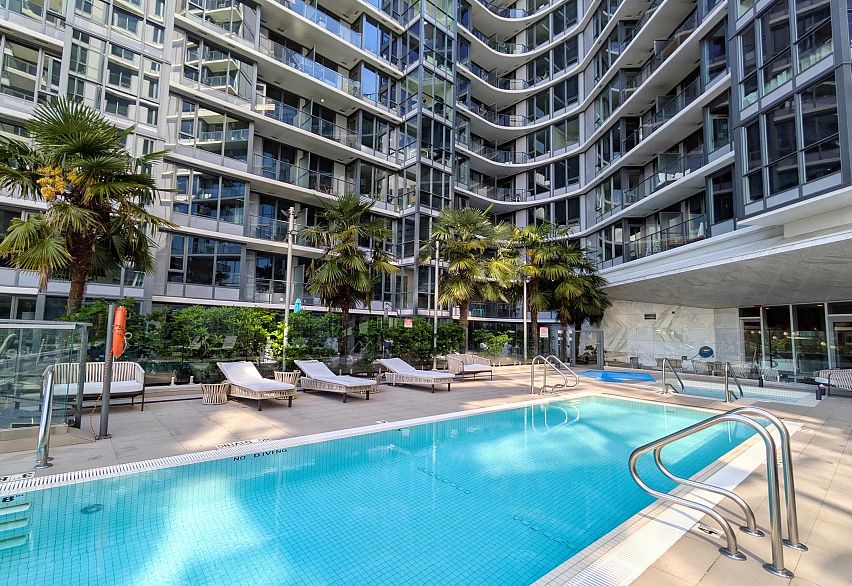 1221 68 Smithe Street