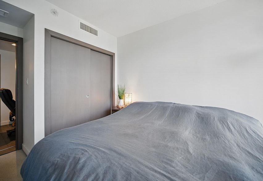 1221 68 Smithe Street