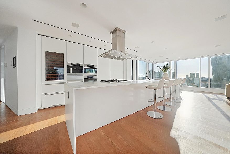 4602 1011 W Cordova Street