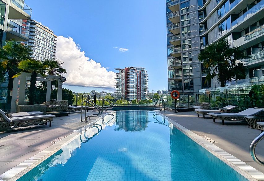 1221 68 Smithe Street