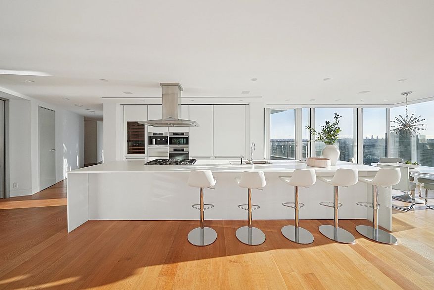 4602 1011 W Cordova Street