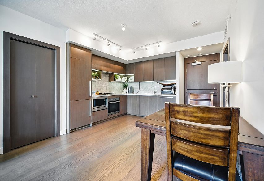 1221 68 Smithe Street