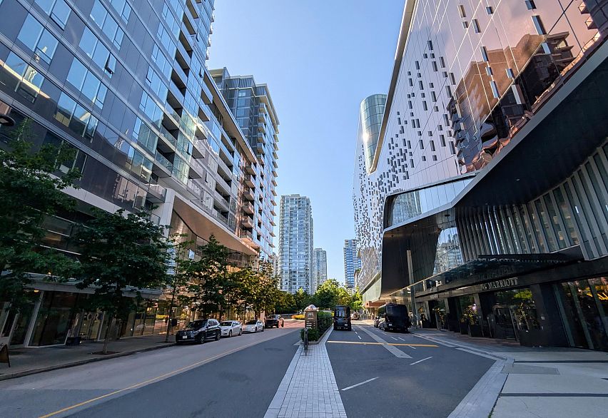 1221 68 Smithe Street