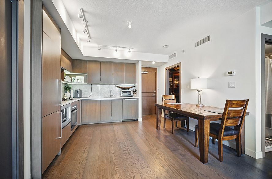 1221 68 Smithe Street