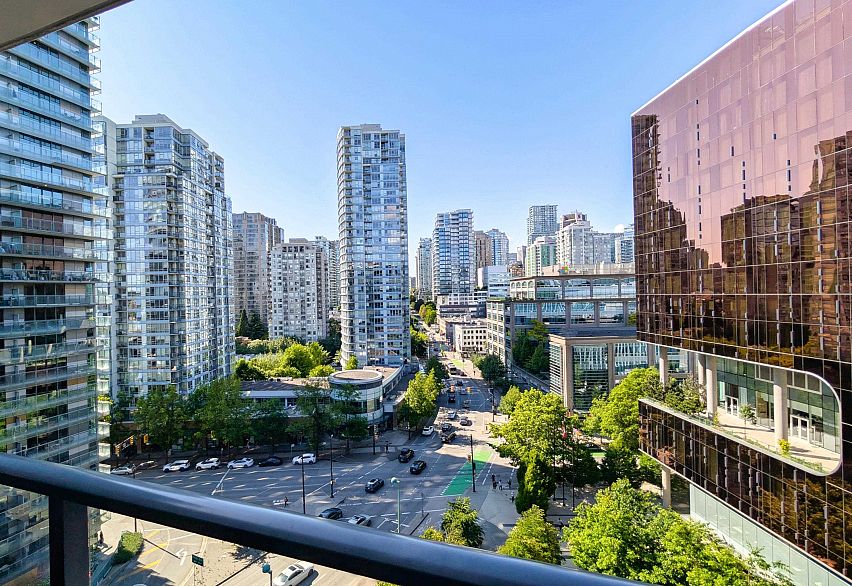 1221 68 Smithe Street