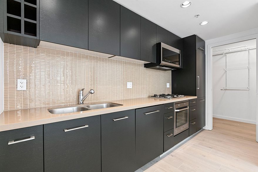 1601 833 Homer Street