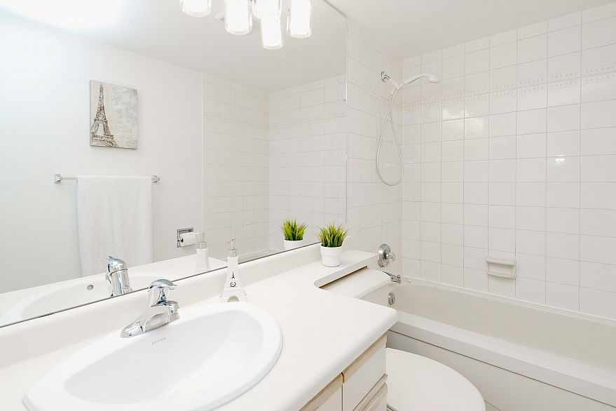 402 1845 Robson Street